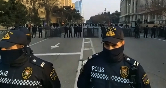 Сотрудники полиции во время акции протеста в Баку. Январь 2023 г. Фото: ://d9mc3ts4czbpr.cloudfront.net/ru/article/posle-shestviya-na-alleyu-shehidov-arestovany-chleny-pnfa-i-musulmanskogo-edinstva/ Сотрудники полиции во время акции протеста в Баку. Январь 2023 г. Фото: ://d9mc3ts4czbpr.cloudfront.net/ru/article/posle-shestviya-na-alleyu-shehidov-arestovany-chleny-pnfa-i-musulmanskogo-edinstva/