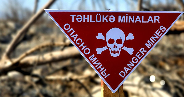 Предупреждающая табличка. Фото: https://report.az/ru/proisshestviya/dvoe-podorvalis-na-mine-v-tertere/ Предупреждающая табличка. Фото: https://report.az/ru/proisshestviya/dvoe-podorvalis-na-mine-v-tertere/
