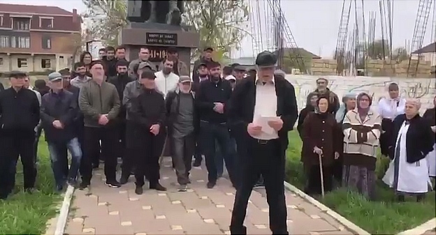Сход жителей Хазара. Кадр видео из телеграм-канала "Жемчужина юга" https://t.me/zhemchuzhina_yuga/7058 Сход жителей Хазара. Кадр видео из телеграм-канала "Жемчужина юга" https://t.me/zhemchuzhina_yuga/7058