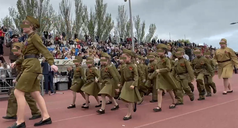 Военный парад в Ейске с участием воспитанников детсадов. Стопкадр из видео в Telegram-канале главы Ейского района Романа Бублика https://t.me/BublikRomanEisk/3219 Военный парад в Ейске с участием воспитанников детсадов. Стопкадр из видео в Telegram-канале главы Ейского района Романа Бублика https://t.me/BublikRomanEisk/3219