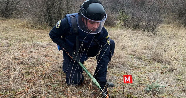 Сапер во время разминирования в Нагорном Карабахе. Фото : МЧС России Сапер во время разминирования в Нагорном Карабахе. Фото : МЧС России