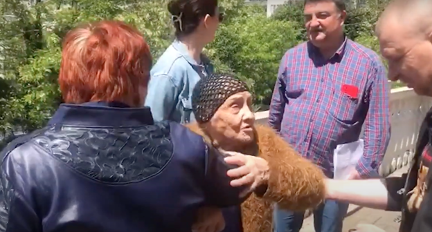 Раиса Романова для "Кавказского узла"Скакова (в центре) в окружении сочинских садоводов, фото: К. . Раиса Романова для "Кавказского узла"Скакова (в центре) в окружении сочинских садоводов, фото: К. .