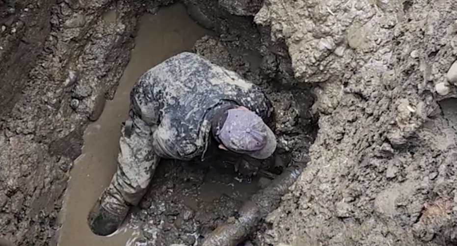 Рабочий на месте аварии на водопроводе. Кадр видео ЦУР Кабардино-Балкарии https://t.me/tsur_07/1834 Рабочий на месте аварии на водопроводе. Кадр видео ЦУР Кабардино-Балкарии https://t.me/tsur_07/1834