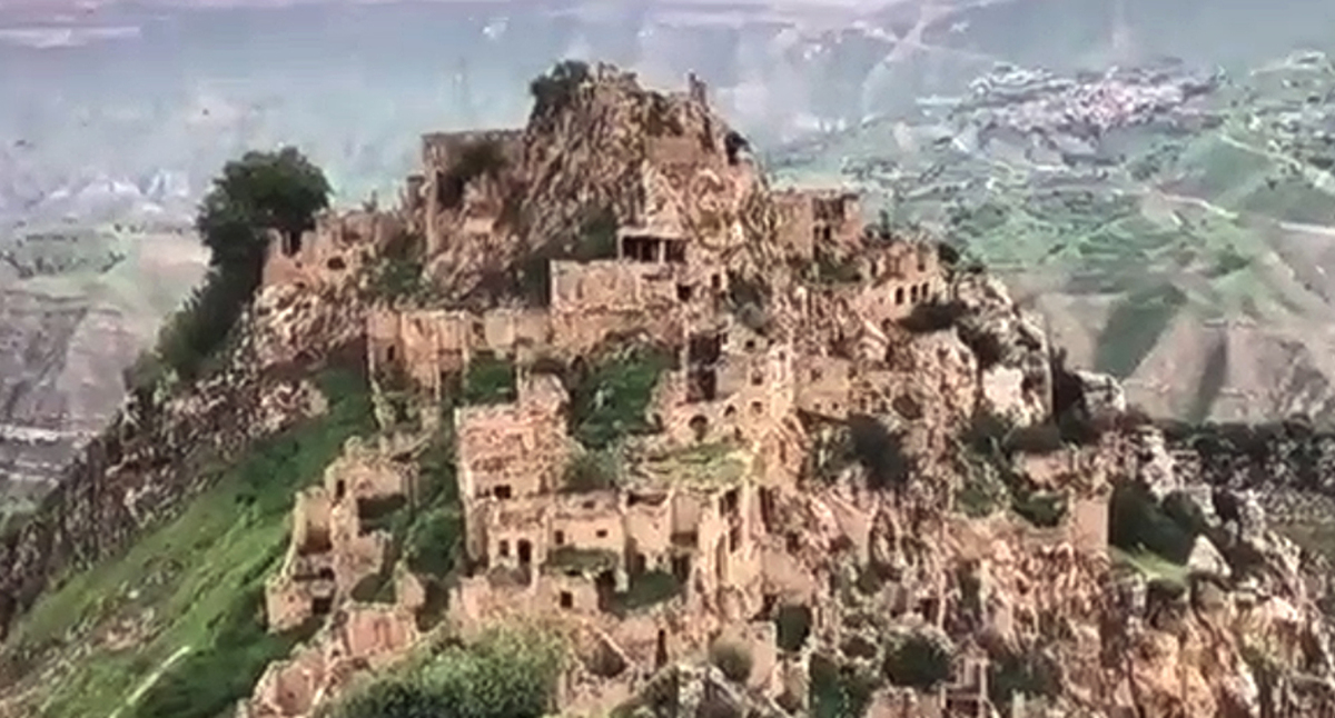 Древние постройки в ауле Гамсутль. Кадр видео из паблика historical_club в Instagram* https://www.instagram.com/p/BkS87OyHka_/ Древние постройки в ауле Гамсутль. Кадр видео из паблика historical_club в Instagram* https://www.instagram.com/p/BkS87OyHka_/