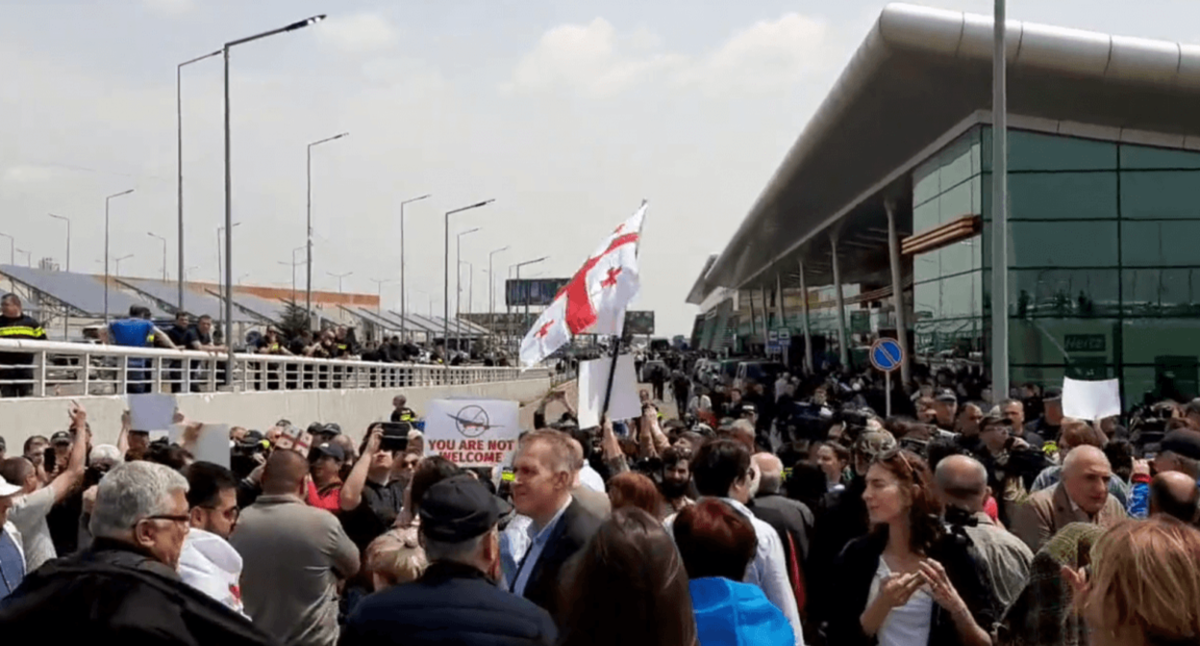 Акция протеста в аэропорту Тбилиси. Фото: https://www.unian.net/ Акция протеста в аэропорту Тбилиси. Фото: https://www.unian.net/