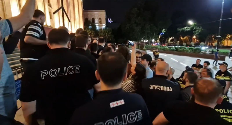 Силовики на месте проведения акции протеста около здания парламента в Тбилиси. Стоп-кадр из видео https://www.facebook.com/nikuradzemari/videos/734514765117023/ Силовики на месте проведения акции протеста около здания парламента в Тбилиси. Стоп-кадр из видео https://www.facebook.com/nikuradzemari/videos/734514765117023/