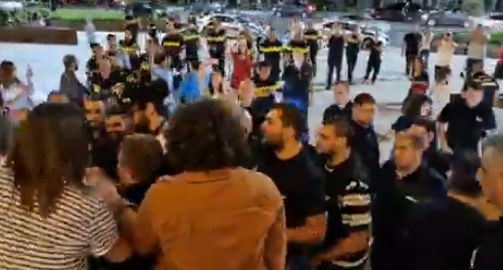 Акция протеста около здания парламента в Тбилиси. Кадр видео https://www.facebook.com/nikuradzemari/videos/734514765117023/ Акция протеста около здания парламента в Тбилиси. Кадр видео https://www.facebook.com/nikuradzemari/videos/734514765117023/