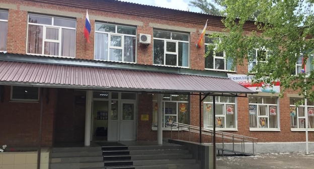 Школа в хуторе Красный Крым, фото: Анастасия Миронова, https://161.ru/text/education/2023/06/04/72367949/ Школа в хуторе Красный Крым, фото: Анастасия Миронова, https://161.ru/text/education/2023/06/04/72367949/