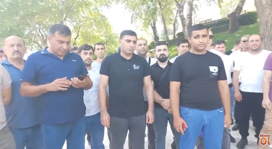 Акция протеста бывших военнослужащих тыловых частей. Кадр видео Kanal13 XƏBƏR https://www.youtube.com/watch?v=HEo1eNAdzQs Акция протеста бывших военнослужащих тыловых частей. Кадр видео Kanal13 XƏBƏR https://www.youtube.com/watch?v=HEo1eNAdzQs