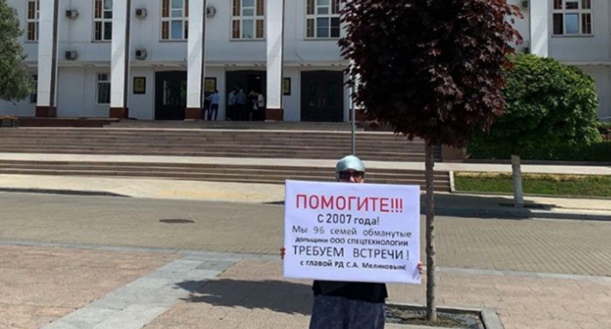 Жительница Дагестана Гульгез Гаджиева на одиночном пикете в Махачкале. 26 мая 2023 года. Скриншот видео https://t.me/chernovik/52149 Жительница Дагестана Гульгез Гаджиева на одиночном пикете в Махачкале. 26 мая 2023 года. Скриншот видео https://t.me/chernovik/52149