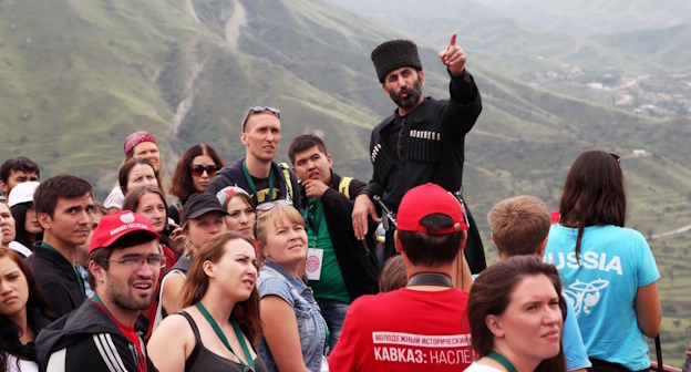 Туристы в Дагестане, фото: https://t.me/chernovik Туристы в Дагестане, фото: https://t.me/chernovik
