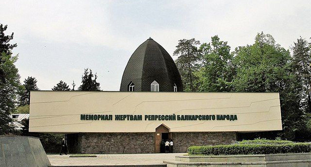 Мемориал репрессий балкарского народа. Фото: https://stav.aif.ru/society/history/v_kabardino-balkarii_pochtili_pamyat_zhertv_deportacii_balkarskogo_naroda Мемориал репрессий балкарского народа. Фото: https://stav.aif.ru/society/history/v_kabardino-balkarii_pochtili_pamyat_zhertv_deportacii_balkarskogo_naroda