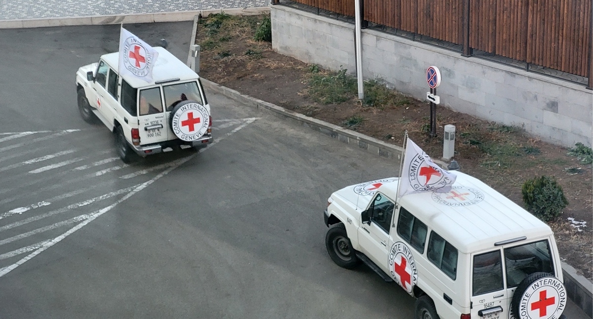 Автомобили МККК в Степанакерте. 18 января 2023 года. Фото Алвард Григорян для "Кавказского узла". Автомобили МККК в Степанакерте. 18 января 2023 года. Фото Алвард Григорян для "Кавказского узла".