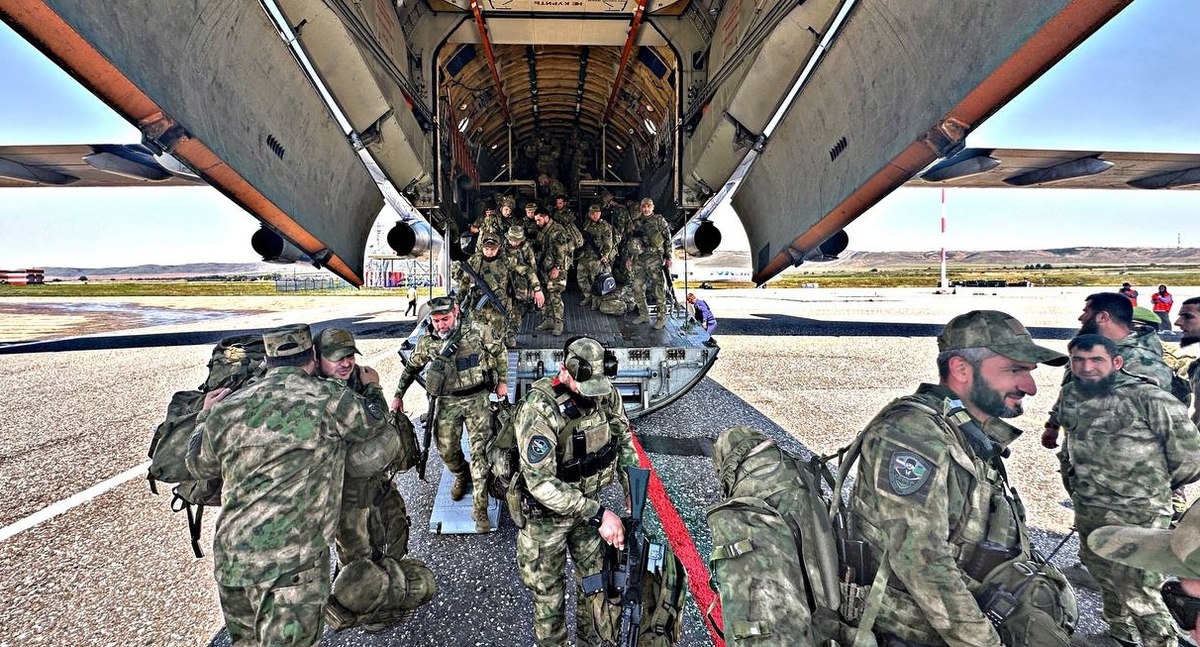 Бойцы чеченского управления Росгвардии выходят из самолета. Фото: ИА "Чечня Сегодня" https://chechnyatoday.com/news/366238