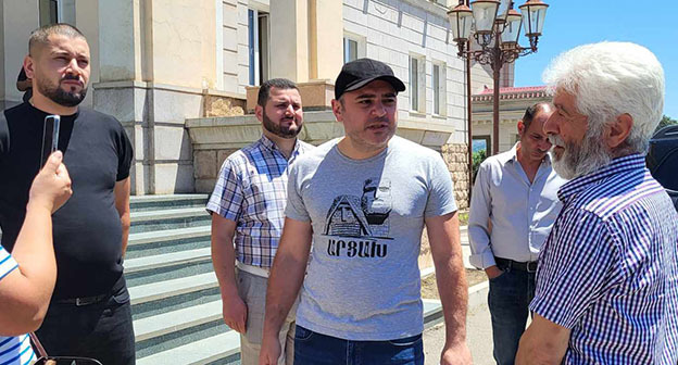 Представитель инициативной группы Давид Ванян (в центре) с единомышленниками у парламента. Степанакерт. Нагорный Карабах. 26 июня 2023 г. Фото Алвард Григорян для "Кавказского узла" Представитель инициативной группы Давид Ванян (в центре) с единомышленниками у парламента. Степанакерт. Нагорный Карабах. 26 июня 2023 г. Фото Алвард Григорян для "Кавказского узла"
