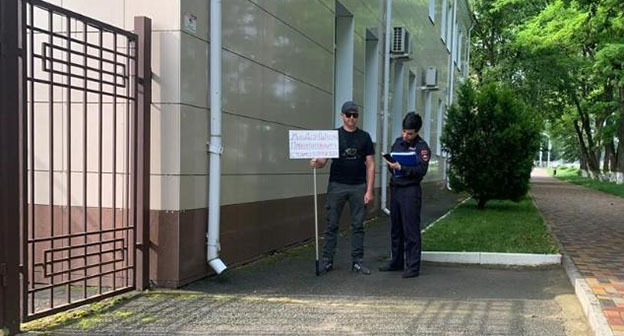 Житель Ставрополя провел пикет около здания министерства дорожного хозяйства края. Фото: https://bloknot-stavropol.ru Житель Ставрополя провел пикет около здания министерства дорожного хозяйства края. Фото: https://bloknot-stavropol.ru