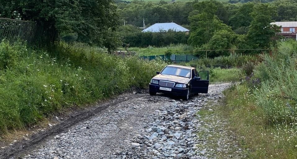 Дорога в ауле Инжичишхо. Фото из телеграм-канала chp_kchr https://t.me/s/chp_kchr/7559 Дорога в ауле Инжичишхо. Фото из телеграм-канала chp_kchr https://t.me/s/chp_kchr/7559