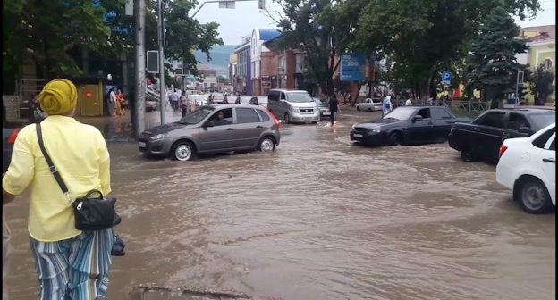 Подтопление в Махачкале, стоп-кадр видео канала 
Вадим Сергин https://www.youtube.com/watch?app=desktop&v=f1R5nOctGyA
