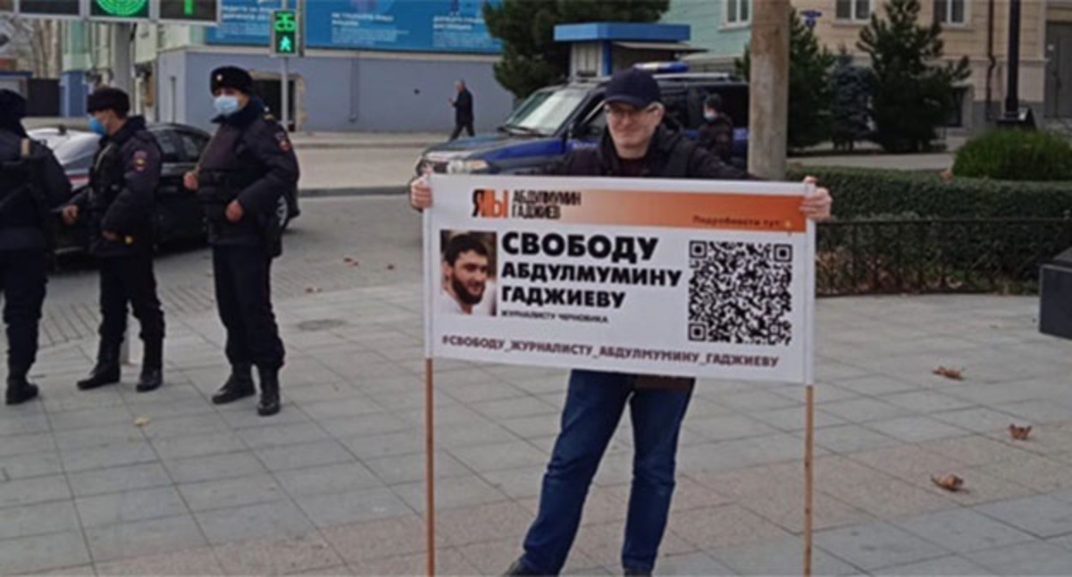 Магомед Магомедов и сотрудники полиции. Фото: https://chernovik.net Магомед Магомедов и сотрудники полиции. Фото: https://chernovik.net