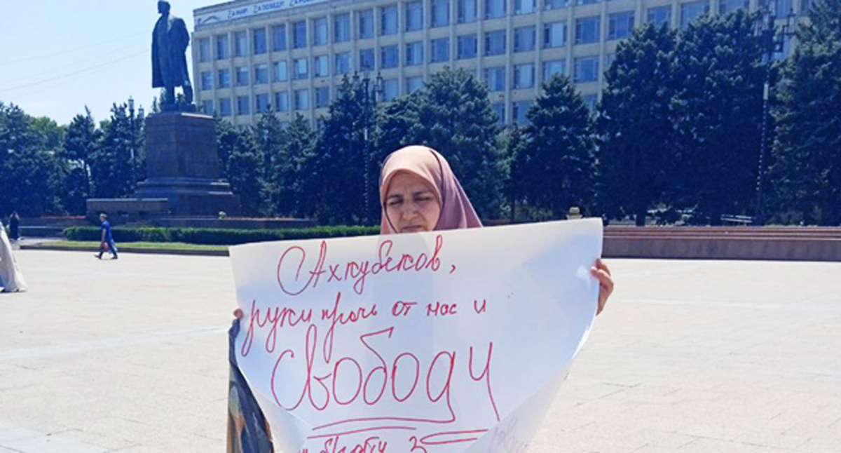 Жительница Дагестана провела одиночный пикет в Махачкале, потребовав освободить ее брата. Фото: https://t.me/chernovik/53767 Жительница Дагестана провела одиночный пикет в Махачкале, потребовав освободить ее брата. Фото: https://t.me/chernovik/53767