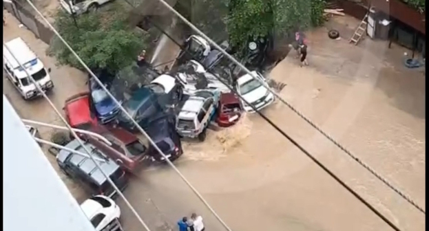 Снесенные водным потоком автомобили в Сочи, стоп-кадр видео https://t.me/chp_sochi/17153 Снесенные водным потоком автомобили в Сочи, стоп-кадр видео https://t.me/chp_sochi/17153