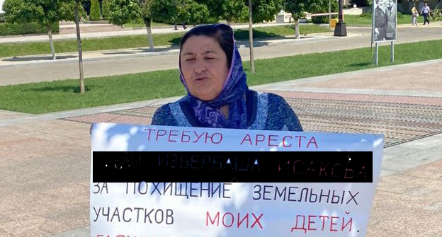 Жительница Избербаша на пикете, фото: https://t.me/chernovik/55685 Жительница Избербаша на пикете, фото: https://t.me/chernovik/55685
