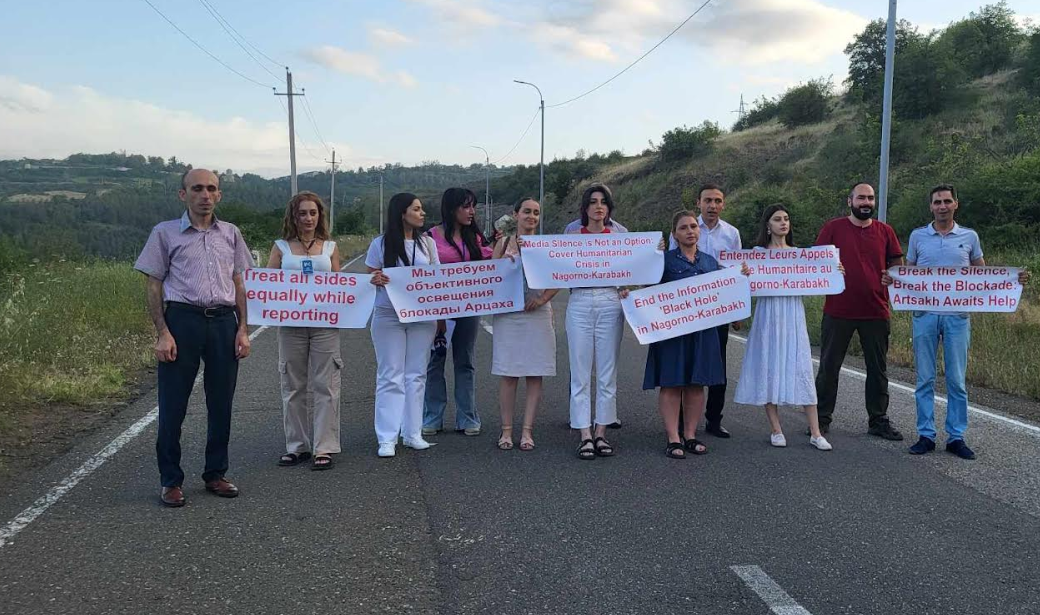 Журналисты на акции в Лачинском коридоре. Фото Алвард Григорян для "Кавказского узла" от 22.07.23. Журналисты на акции в Лачинском коридоре. Фото Алвард Григорян для "Кавказского узла" от 22.07.23.