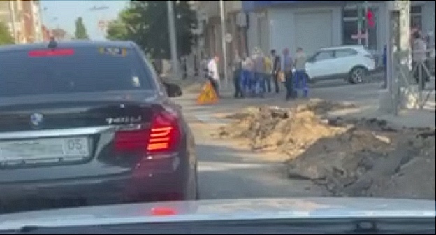 Улица Коркмасова. Кадр видео из телеграм-канала "Спросите у Расула" https://t.me/askrasul/42943 Улица Коркмасова. Кадр видео из телеграм-канала "Спросите у Расула" https://t.me/askrasul/42943