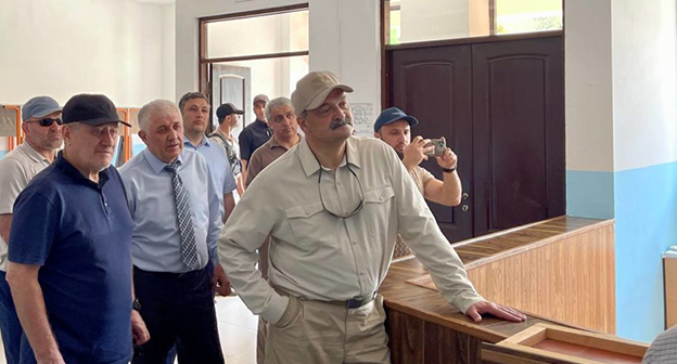 Сергей Меликов (справа) во время осмотра детсада в селе Тинди в Цумадинском районе. Фото: https://mirmol.ru Сергей Меликов (справа) во время осмотра детсада в селе Тинди в Цумадинском районе. Фото: https://mirmol.ru