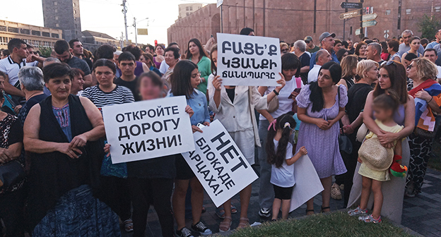 Участники митинга в Ереване. 21 июля 2023 г. Фото Тиграна Петросяна для "Кавказского узла" Участники митинга в Ереване. 21 июля 2023 г. Фото Тиграна Петросяна для "Кавказского узла"