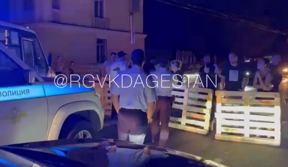 Акция протеста на улице Магомеда Гаджиева. Стоп-кадр видео из Telegram-канала РГВК "Дагестан" от 09.08.23, https://t.me/RGVKDAGESTAN/23672 Акция протеста на улице Магомеда Гаджиева. Стоп-кадр видео из Telegram-канала РГВК "Дагестан" от 09.08.23, https://t.me/RGVKDAGESTAN/23672