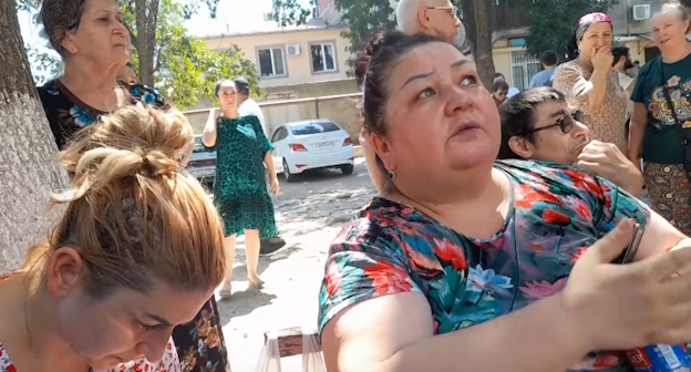 Жильцы дома по улице Айвазовского в Махачкале, стоп-кадр видео "Кавказского узла", https://www.youtube.com/watch?v=wh4Es4NajX8&t=1s Жильцы дома по улице Айвазовского в Махачкале, стоп-кадр видео "Кавказского узла", https://www.youtube.com/watch?v=wh4Es4NajX8&t=1s