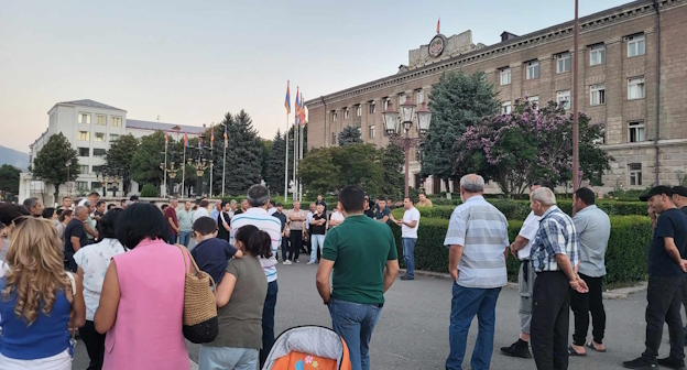 Участники митинга в Степанакерте 16 августа, фото А. Григорян для "Кавказского узла". Участники митинга в Степанакерте 16 августа, фото А. Григорян для "Кавказского узла".