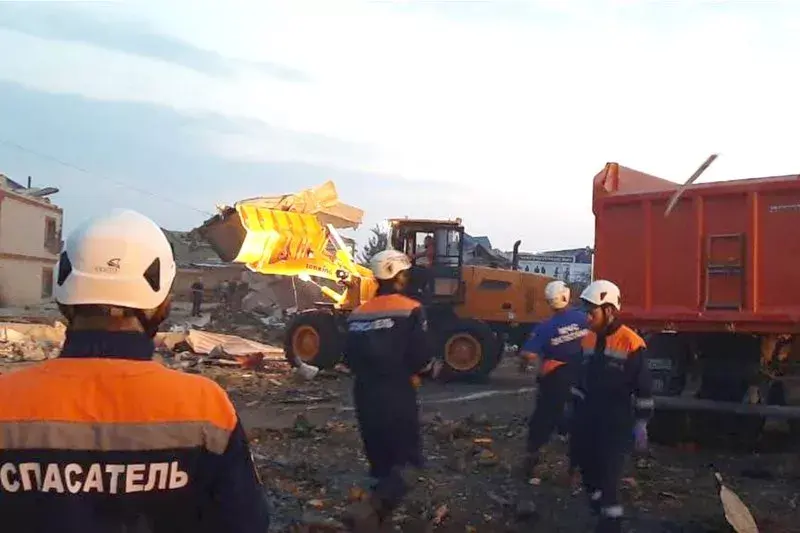 На месте взрыва в автосервисе в Махачкале. Фото: пресс-служба МЧС РФ На месте взрыва в автосервисе в Махачкале. Фото: пресс-служба МЧС РФ