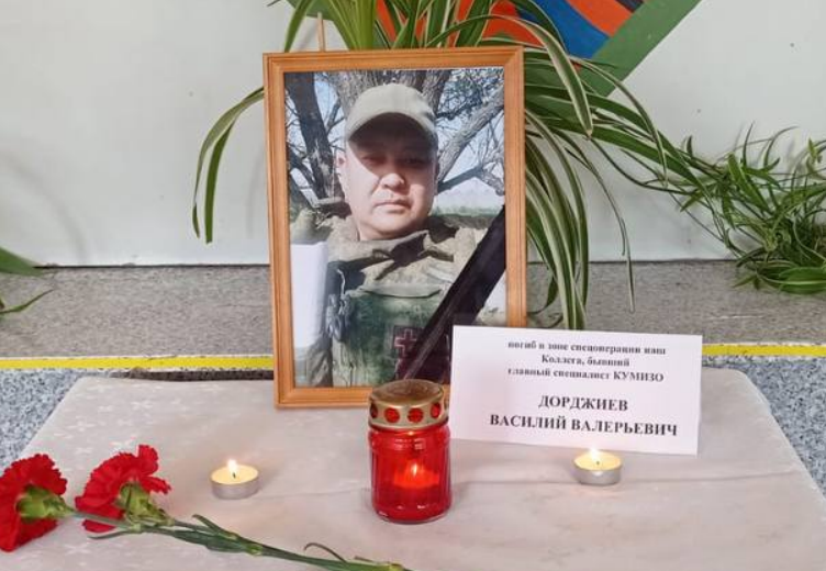 Фото Василия Дорджиева в администрации Малодербетовского района. Скриншот фото из telegram-канала районной администрации от 22.08.23, https://t.me/mdrmork/11367
Фото Василия Дорджиева в администрации Малодербетовского района. Скриншот фото из telegram-канала районной администрации от 22.08.23, https://t.me/mdrmork/11367