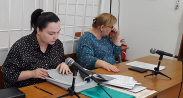 Адвокат Лера Шогенова (слева) и представитель по доверенности Жанна Тенгизова. Фото корреспондента "Кавказского узла" Адвокат Лера Шогенова (слева) и представитель по доверенности Жанна Тенгизова. Фото корреспондента "Кавказского узла"