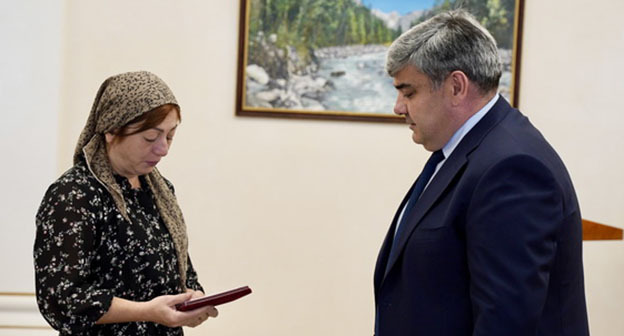 Казбек Коков награждает орденом Мужества родных погибших. Фото: пресс-службы главы и правительства КБР Казбек Коков награждает орденом Мужества родных погибших. Фото: пресс-службы главы и правительства КБР