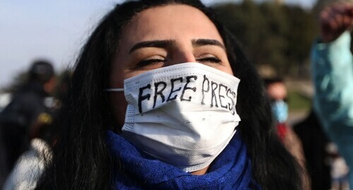 Участница акции протеста в Баку против ограничения прав прессы и свободы слова, 28 декабря 2021 года. Фото Азиза Каримова для «Кавказского узла» Участница акции протеста в Баку против ограничения прав прессы и свободы слова, 28 декабря 2021 года. Фото Азиза Каримова для «Кавказского узла»