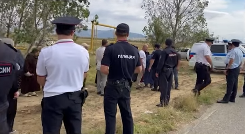 Скопление силовиков на акции протеста у гостиницы "Сарыкум". Стоп-кадр видео "Кавказского узла", https://youtu.be/7D9j_LsRt_g. Скопление силовиков на акции протеста у гостиницы "Сарыкум". Стоп-кадр видео "Кавказского узла", https://youtu.be/7D9j_LsRt_g.