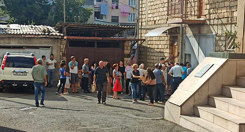 Очередь за хлебом в Нагорном Карабахе. Фото Давида Симоняна, автора блога на "Кавказском узле" "Нагорные повороты. Карабах". Очередь за хлебом в Нагорном Карабахе. Фото Давида Симоняна, автора блога на "Кавказском узле" "Нагорные повороты. Карабах".
