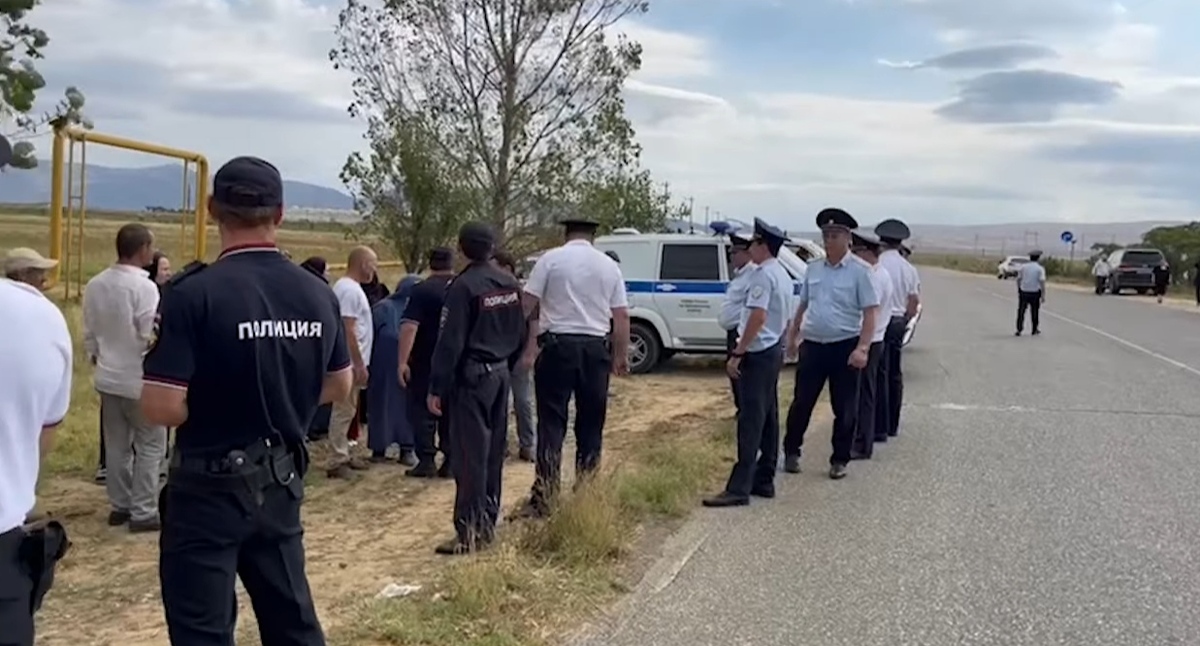 Сотрудники полиции на месте акции протеста в Кумторкалинском районе. Кадр видео "Кавказского узла" https://www.youtube.com/watch?v=7D9j_LsRt_g Сотрудники полиции на месте акции протеста в Кумторкалинском районе. Кадр видео "Кавказского узла" https://www.youtube.com/watch?v=7D9j_LsRt_g