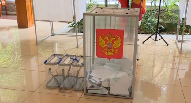 Урна для голосования, фото: стоп-кадр видео https://vesti-sochi.tv/obshhestvo/80470-na-dopolnitelnykh-vyborakh-deputatov-gorodskogo-sobraniya-sochi-smogut-progolosovat-pochti-250-tysyach-izbiratelej Урна для голосования, фото: стоп-кадр видео https://vesti-sochi.tv/obshhestvo/80470-na-dopolnitelnykh-vyborakh-deputatov-gorodskogo-sobraniya-sochi-smogut-progolosovat-pochti-250-tysyach-izbiratelej