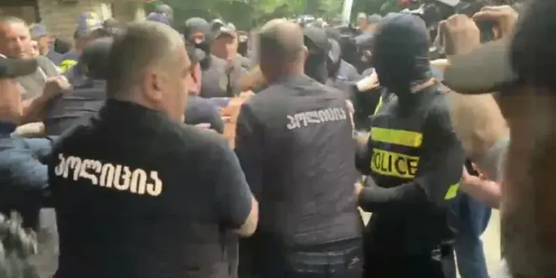 Задержание активистов на акции в Кахетии. Фото: https://sova.news/2023/05/21/vse-aktivisty-zaderzhannye-na-mitinge-v-kvareli-osvobozhdeny/ Задержание активистов на акции в Кахетии. Фото: https://sova.news/2023/05/21/vse-aktivisty-zaderzhannye-na-mitinge-v-kvareli-osvobozhdeny/