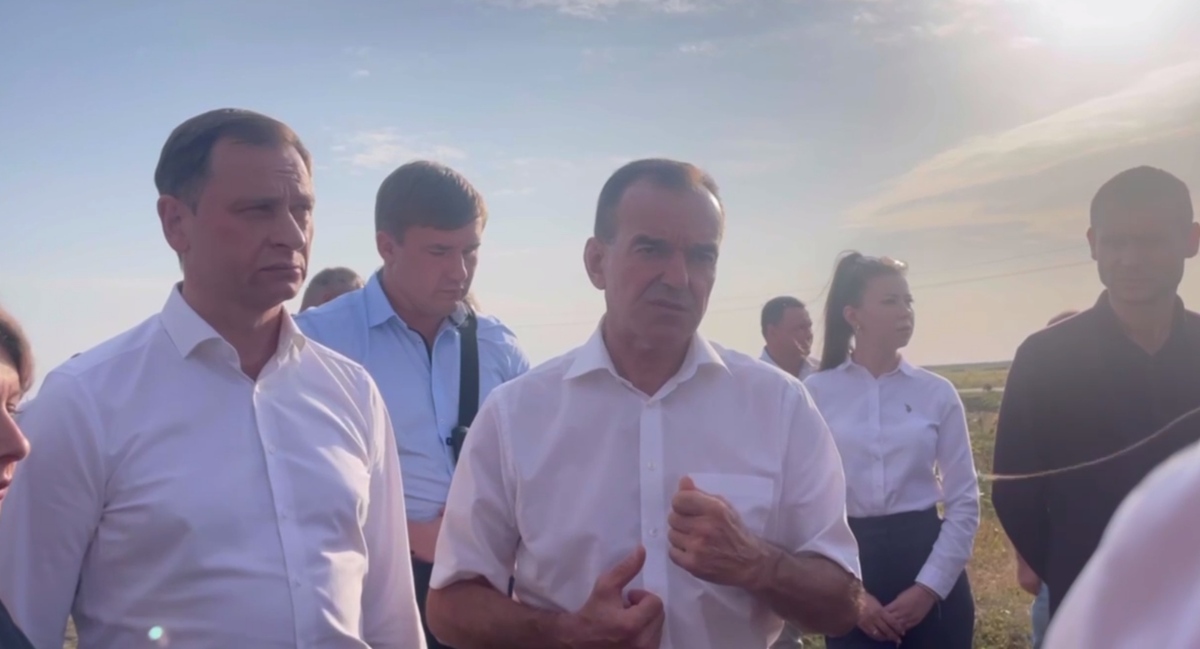 Вениамин Кондратьев (в центре) на встрече с жителями Полтавской. Кадр видео из телеграм-канала Вениамина Кондратьева https://t.me/kondratyevvi/6108 Вениамин Кондратьев (в центре) на встрече с жителями Полтавской. Кадр видео из телеграм-канала Вениамина Кондратьева https://t.me/kondratyevvi/6108