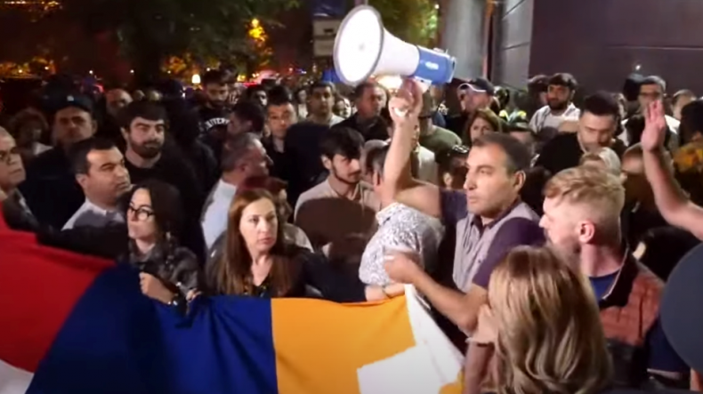 Акция протеста у посольства России в Ереване. Скриншот видео https://www.youtube.com/watch?v=VB_xDt5AwJY Акция протеста у посольства России в Ереване. Скриншот видео https://www.youtube.com/watch?v=VB_xDt5AwJY
