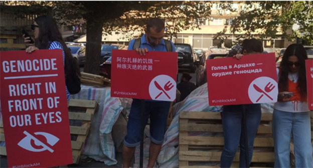 Активисты возле офиса ООН в Ереване. 19 сентября 2023 г. Фото Армине Мартиросян для "Кавказского узла" Активисты возле офиса ООН в Ереване. 19 сентября 2023 г. Фото Армине Мартиросян для "Кавказского узла"