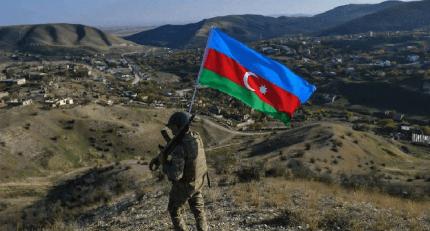 Азербайджанский военнослужащий с флагом Азербайджана. Фото: https://apostrophe.ua/uploads/image/21e399ef7d4a0fc61b8c6de06380d61b.png Азербайджанский военнослужащий с флагом Азербайджана. Фото: https://apostrophe.ua/uploads/image/21e399ef7d4a0fc61b8c6de06380d61b.png