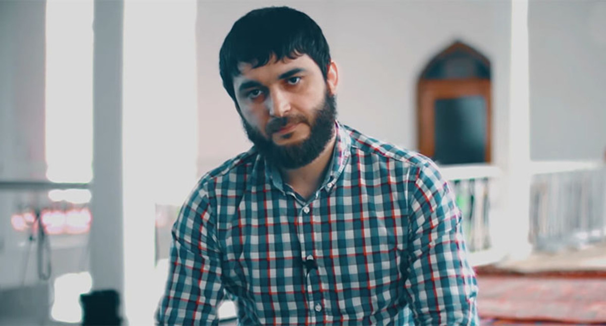 Абдулмумин Гаджиев. Стоп-кадр из видео https://www.youtube.com/watch?v=5wrp9akmBNI Абдулмумин Гаджиев. Стоп-кадр из видео https://www.youtube.com/watch?v=5wrp9akmBNI
