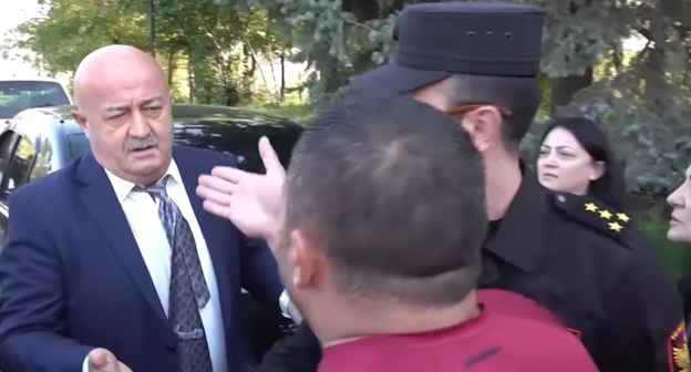 Участники противостояния в "Ераблуре", стоп-кадр видео канала
NEWS AM https://www.youtube.com/watch?v=QOhb2-yjxUY Участники противостояния в "Ераблуре", стоп-кадр видео канала
NEWS AM https://www.youtube.com/watch?v=QOhb2-yjxUY