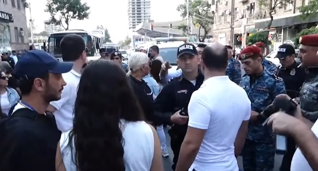 Протестующие в Ереване и сотрудники полиции, стоп-кадр видео канала NEWS AM https://www.youtube.com/watch?v=-QK-4cKGmj8 Протестующие в Ереване и сотрудники полиции, стоп-кадр видео канала NEWS AM https://www.youtube.com/watch?v=-QK-4cKGmj8